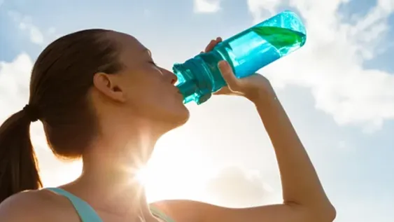 Cómo desinfectar la botella que usamos para tomar agua