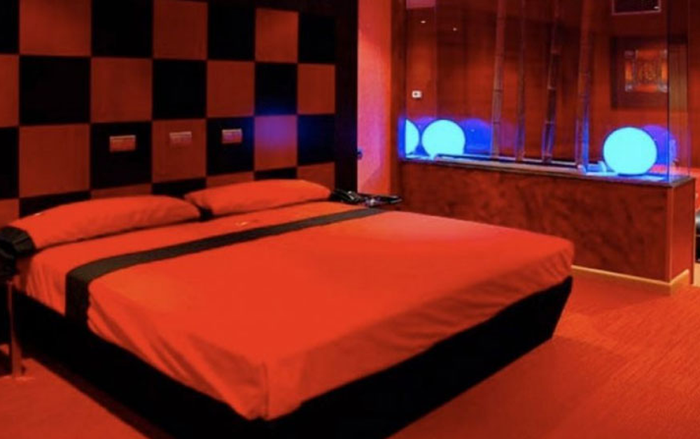 Una noche de pasión en un hotel alojamiento terminó con una mujer golpeada y su pareja detenida