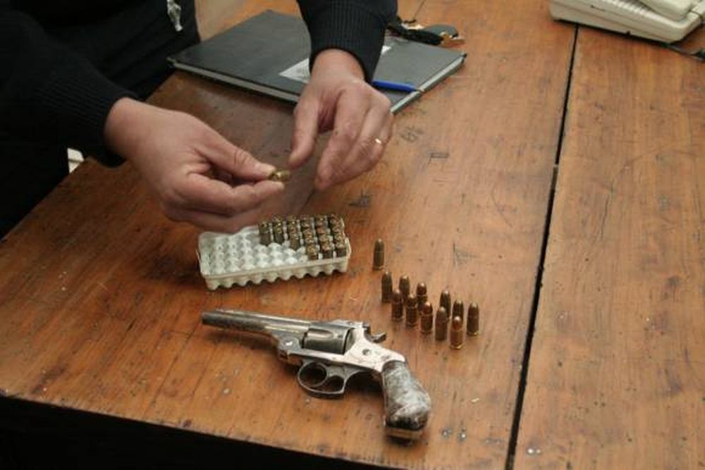Encuentran un arma y balas