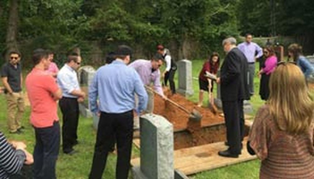 No tenía familia y desconocidos se unieron para sepultarla