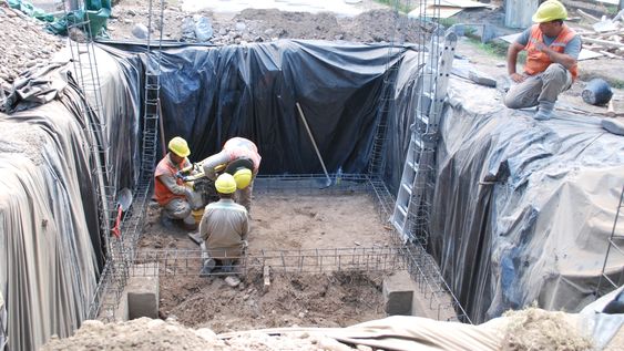 La construcción de las bases para los nuevos tanques de agua que instalará la UCCuyo avanza en tiempo y forma.