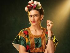 Una Frida Kahlo alegre, curiosa y enamorada de la vida es la que Laura Azcurra sube a escena en esta gira federal que llegará al teatro local.