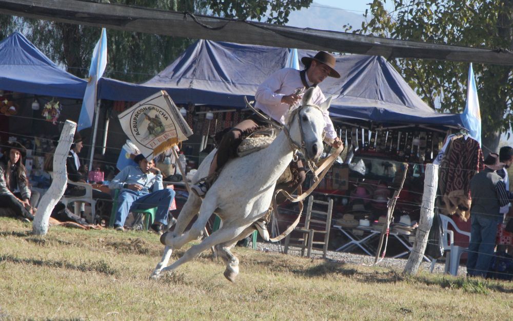 Hubo derroche de adrenalina en la fiesta que organizó la Agrupación Cacique Angaco para celebrar el Día del Trabajador.