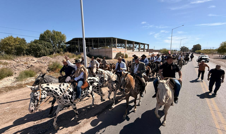 El gobernador Marcelo Orrego lideró el paso de los gauchos.&nbsp;