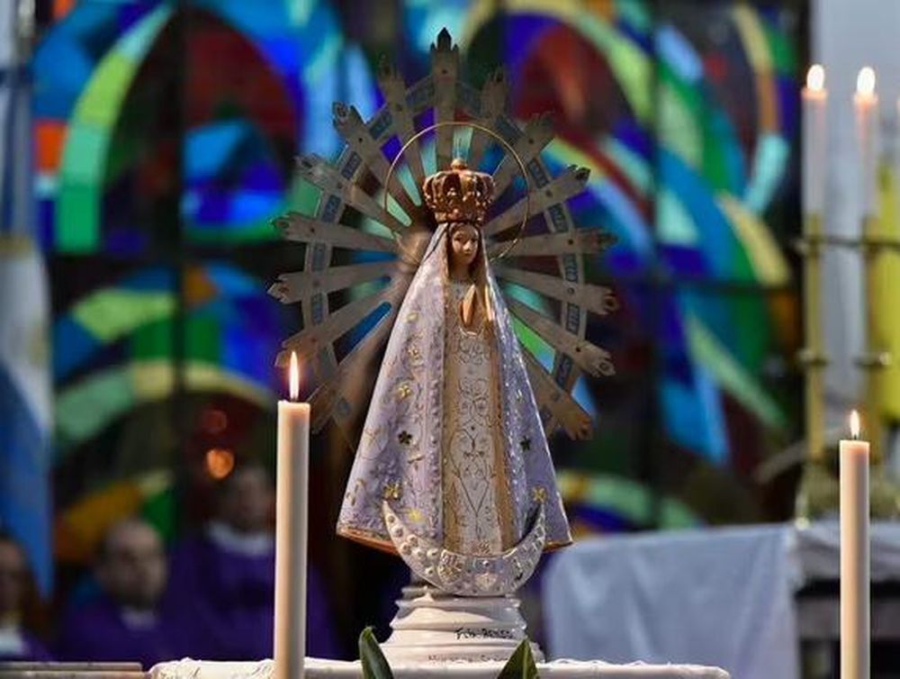 La Virgen de Luján ya luce tres estrellas mundialistas bordadas en su manto