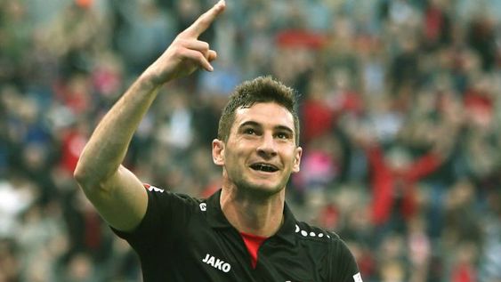 Alario aportó en el Leverkusen