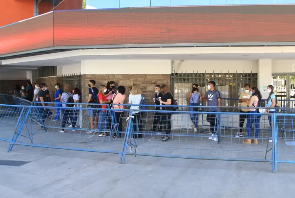 Vacunación e hisopados: arman una estrategia para mudarlos del Cantoni