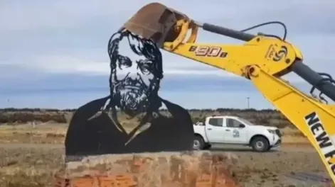 Vialidad Nacional removió un monumento en homenaje a Osvaldo Bayer en Santa Cruz