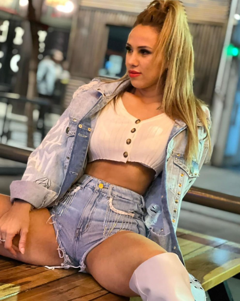 Barby Silenzi en lencería de encaje roja desde la cama: “Es una buena noche para…”