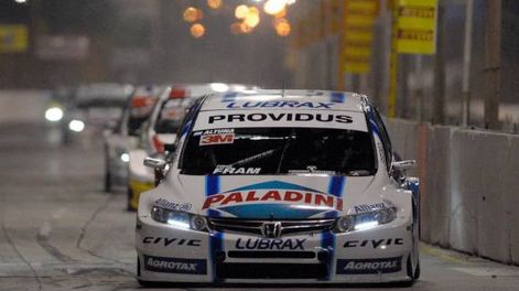 Altuna con Honda nocturna