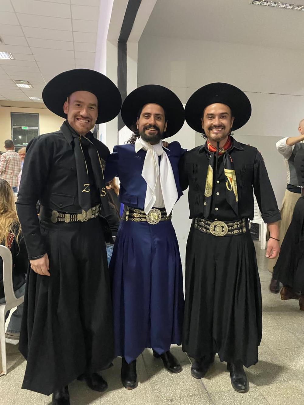 Facundo (al medio) junto a Sergio Salazar (izquierda) y Jonathan Villal&oacute;n (derecha)