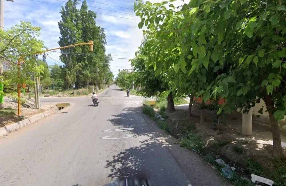 Un joven terminó dentro del canal con su auto