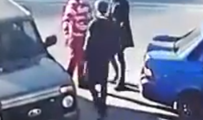 Tuvo una discusión en la calle y tiró a dos hombres de un solo golpe