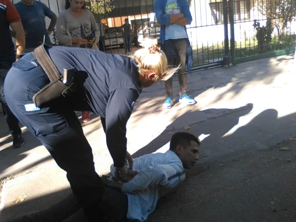 Lo detuvieron los propios pasajeros cuando intentó robar un celular en un colectivo