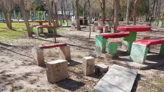 ABANDONO. Son incontables son los destrosos en el Camping Dique Lateral, por el accionar de vandalos. Lugar elegido por los sanjuaninos para descansar y disfrutar del paisaje.