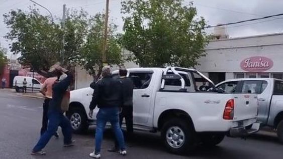 [VIDEO] Fuerte discusión de pareja, desesperación y una mujer que quiso quemar una camioneta