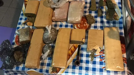 Hallan droga, armas y dinero