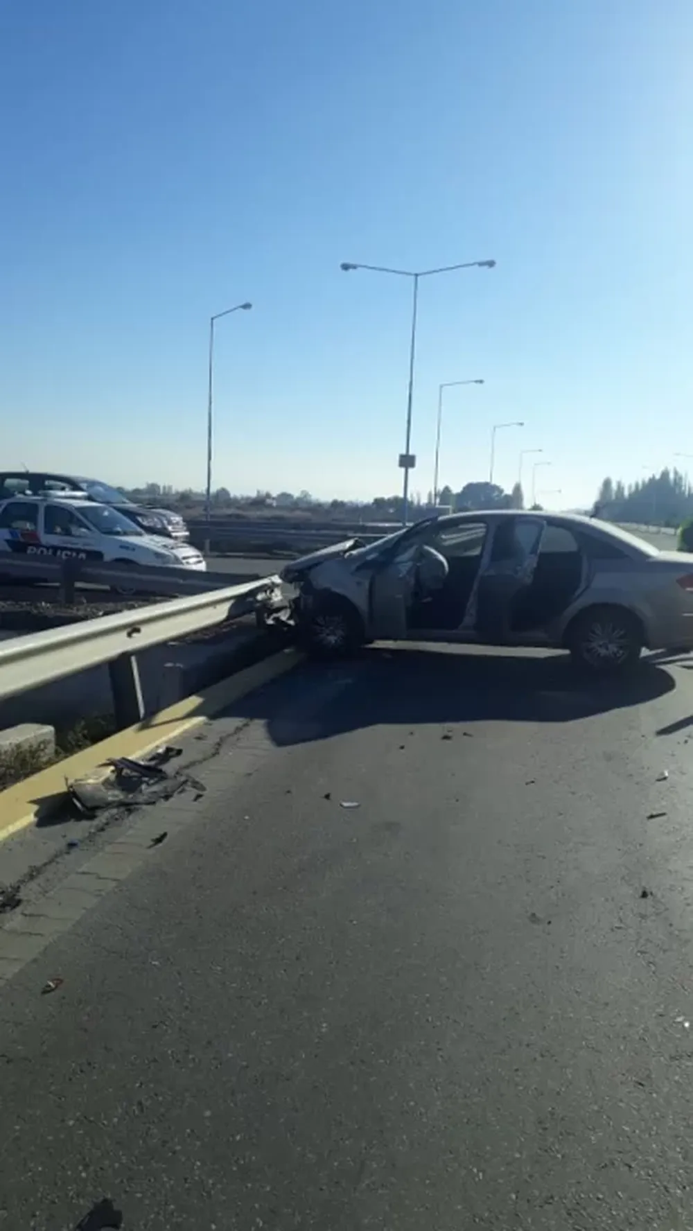 Dos autos protagonizaron un violento accidente e impactaron contra los guardarraíls