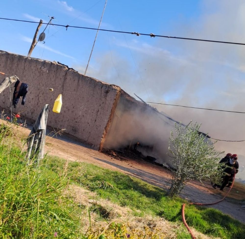 Grave incendio en San Martín: explotó una garrafa y las pérdidas fueron prácticamente totales