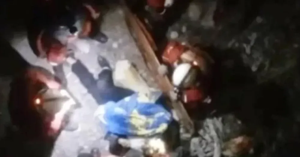 Escapaba de un violador y se cayó de un puente: está grave