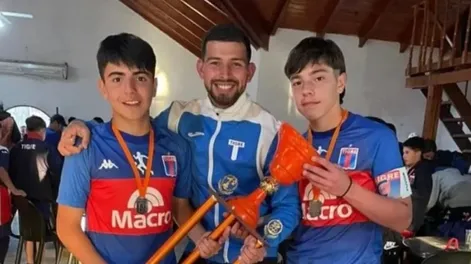 Benjamín, el hijo del Kun Agüero, dio su primera vuelta olímpica con Tigre