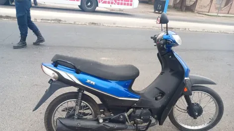 Moto con pedido de captura en 9 de Julio.-