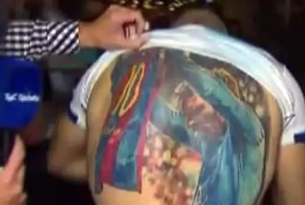 [VIDEO] Un brasilero se hizo un enorme tatuaje de Messi y su reacción explotó en las redes