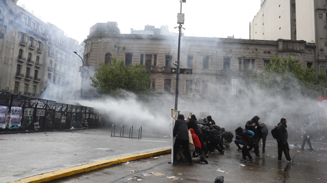 Las fuerzas de seguridad lanzaron gases lacrimógenos en la marcha universitaria.