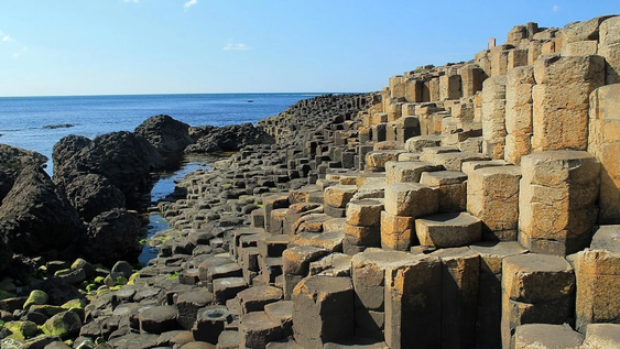 turismo y dano ambiental: miles de turistas arrojaron monedas de la suerte en rocas milenarias y provocaron un grave problema