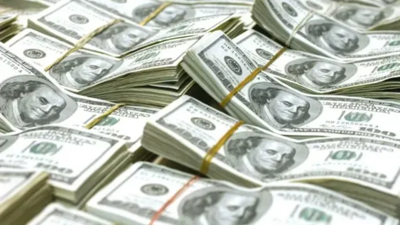 El dólar retrocedió cuatro centavos a $17,60