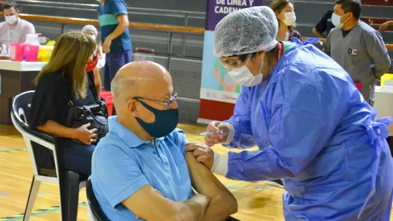 Empezaron a vacunar al personal de salud mayor de 60 años contra el Covid