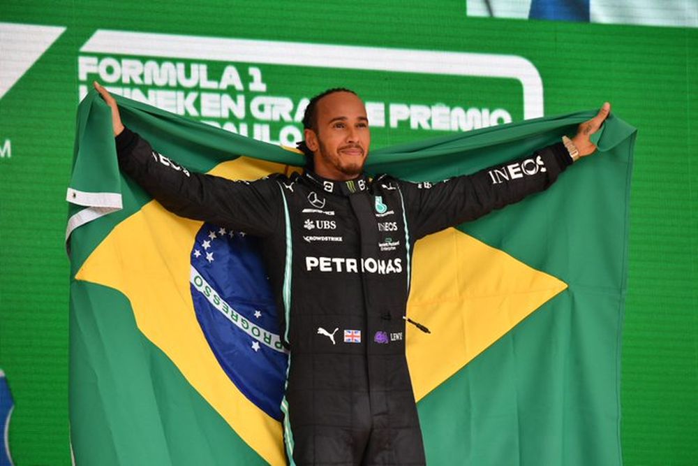 Hamilton ganó en Brasil y no se resigna a luchar por el título