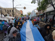 peregrinacion a lujan: la lluvia no frena a los fieles y ya marcha la virgen a la basilica