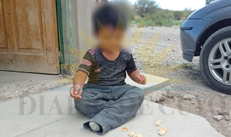 El hermanito de 3 años caminaba solo por la calle, mientras su hermano mayor estaba en su casa, también sin la supervisión de algún adulto.&nbsp;