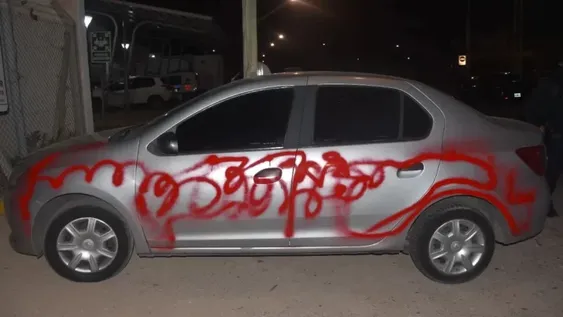 Confirmado: auto del policía pintado en venganza por colegas no sufrió daños