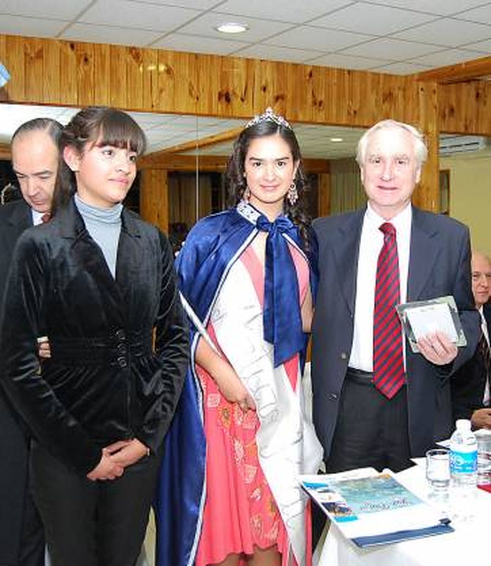 El embajador recibió varios regalos típicos