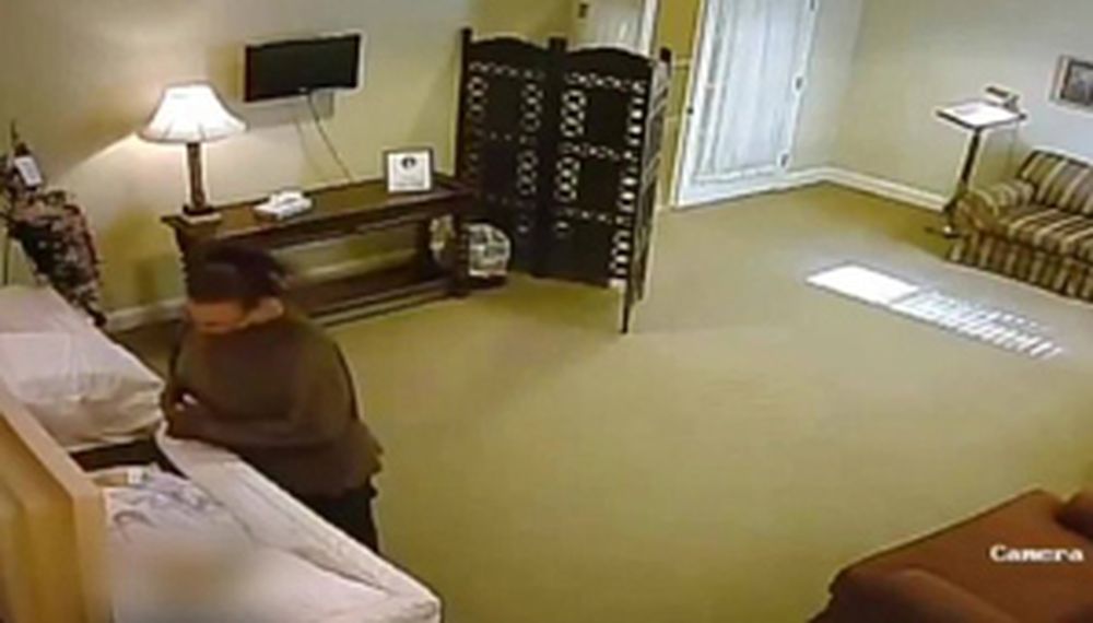 Video: mujer le robó el anillo a un cadáver en una funeraria