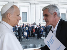 El rector de la Universidad Nacional de Rosario le entregó al papa León XIV una carta con duras críticas al Gobierno.