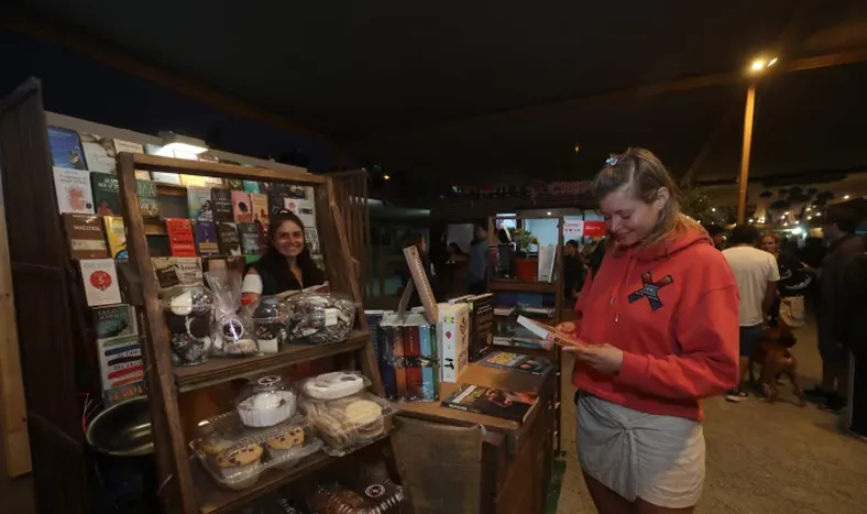 Entre los puestos más visitados por los sanjuaninos están las ventas de libros.