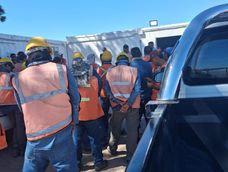 Asamblea de los obreros, repreesentados por la UOCRA, y las empresas. Asamblea de los obreros, repreesentados por la UOCRA, y las empresas.