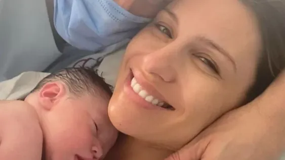 Pampita publicó las fotos del proceso del parto de su hija