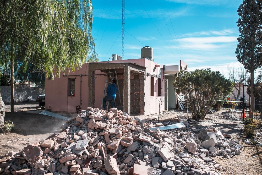 El Gobierno de San Juan, a través del Ministerio de Infraestructura, ya comenzó con la remodelación y ampliación de 9 centros de salud.