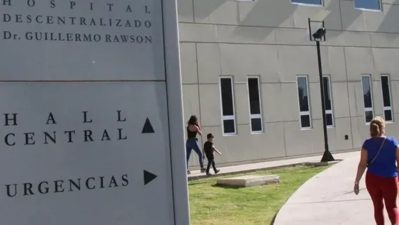 Viajaban en moto, chocaron con una camioneta y cayeron: el conductor sufrió una fractura