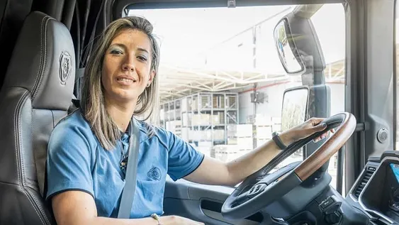 Conductora profesional viraliza su pedido de trabajo