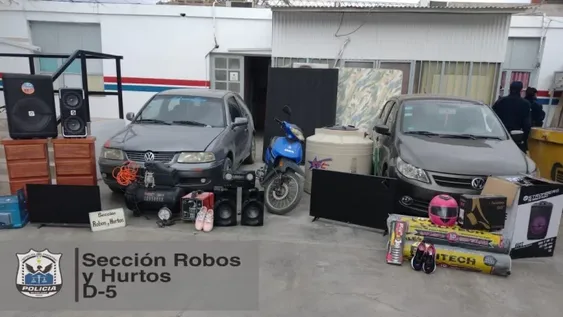Robaron 10.500 dólares y compraron desde autos hasta ropa, pero igual fueron detenidos