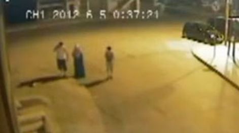 Una mujer dio a luz en la calle y dejó al bebé tirado
