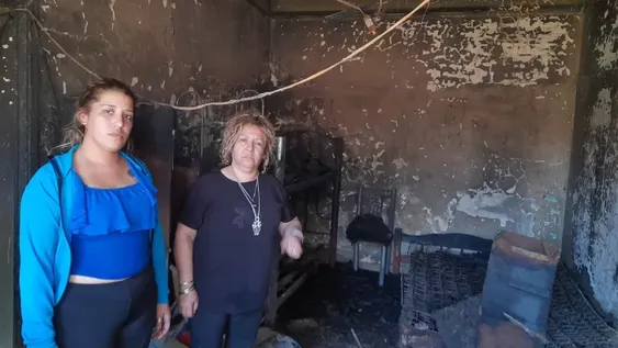 Una trabajadora, su hija y tres nietos, en ruinas al incendiarse el lugar que les prestan para vivir