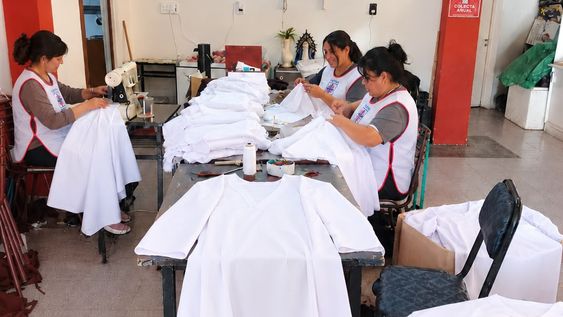 Cáritas Cristo Rey ofrece el alquiler solidario de túnicas para la Primera Comunión.