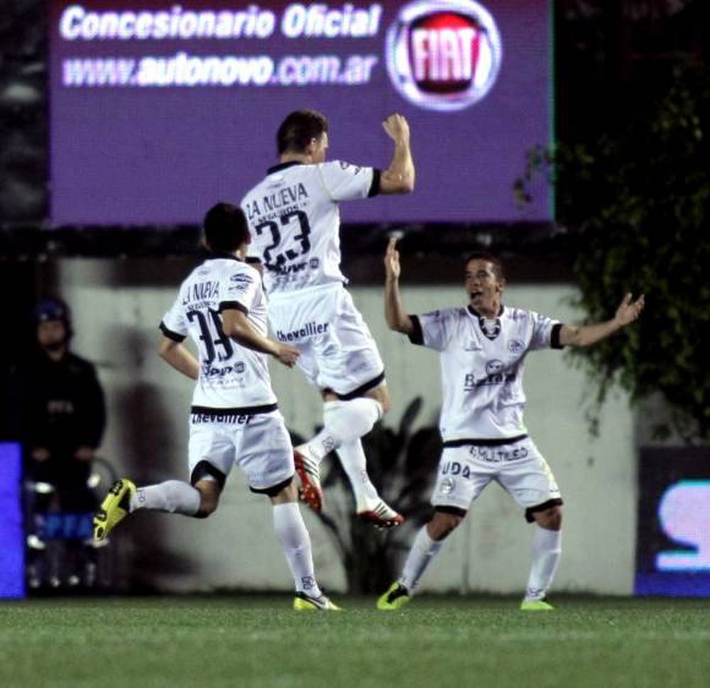 Racing no detiene su crisis