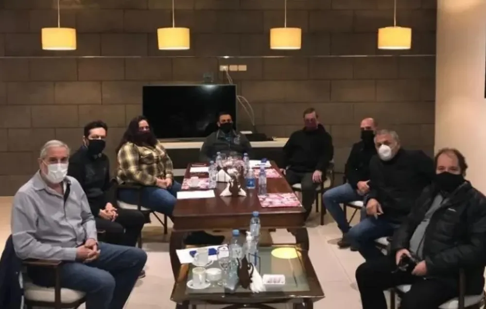 Restoranes, bares y confiterías sólo podrán colocar mesas al aire libre